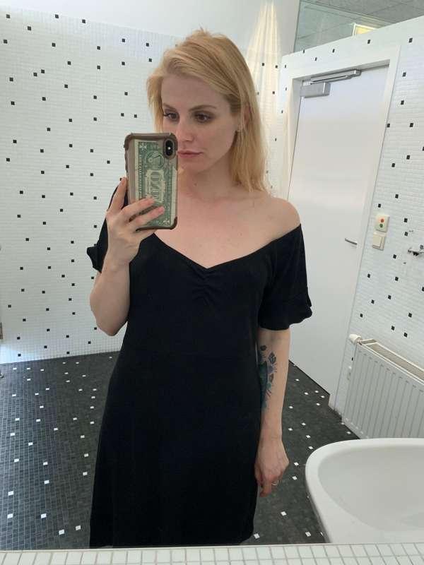 What do you think about public selfies? It’s a public WC (no..