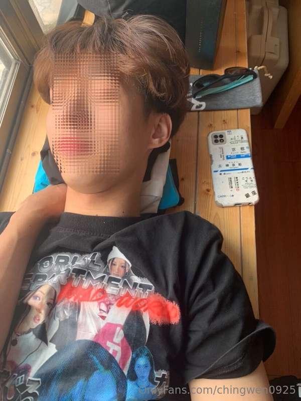 《台東大屌17/5的奶狗0號底迪》「完整版：片長-14分10秒！」😎😎😎💦從一見到面，就很迫不及待的想脫我褲子😅😅，然後..