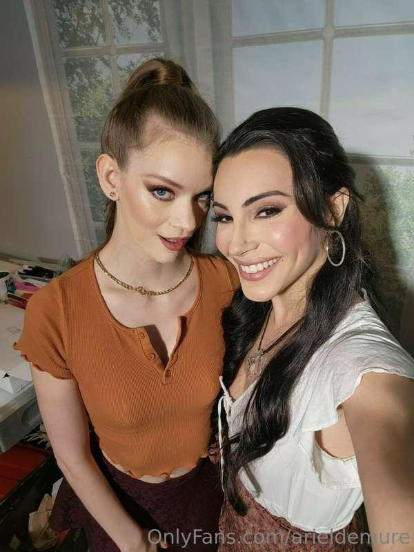 a little bts on set with @erineverheart 🫶🏻

good morning, ho..