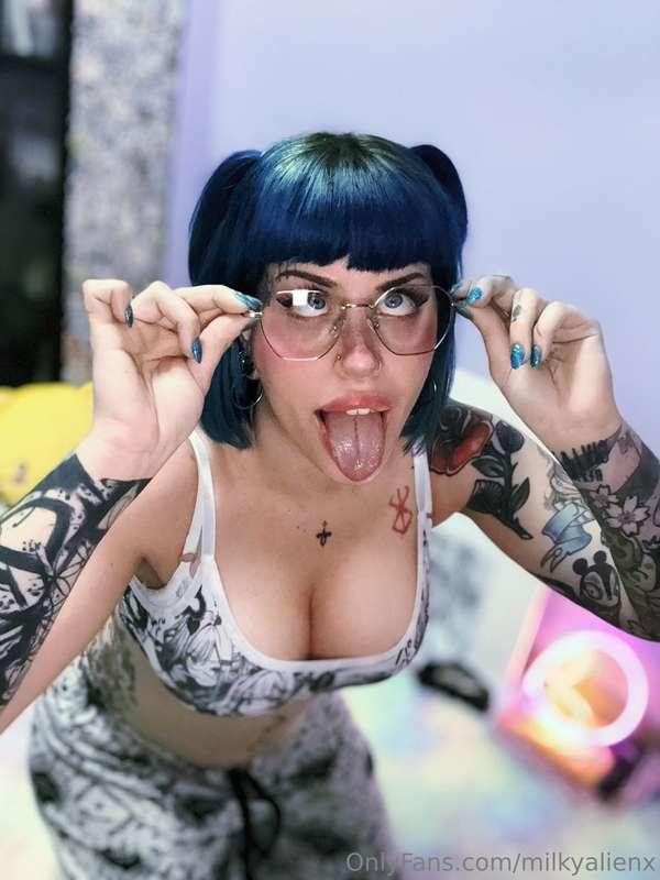 🇬🇧 Feeling a bit naughty behind these nerdy glasses. 😈👓 Ever..