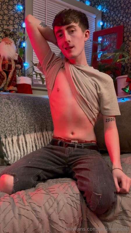 Do I look sexy in the red light ?🥵I want you to fuck me so b..