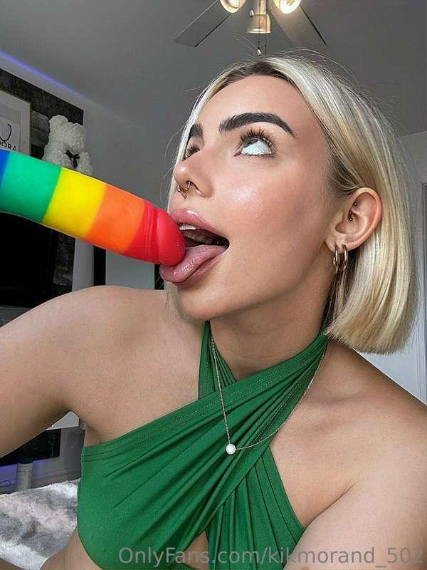 I want to feel your dick hit the back of my throat 😋🍆