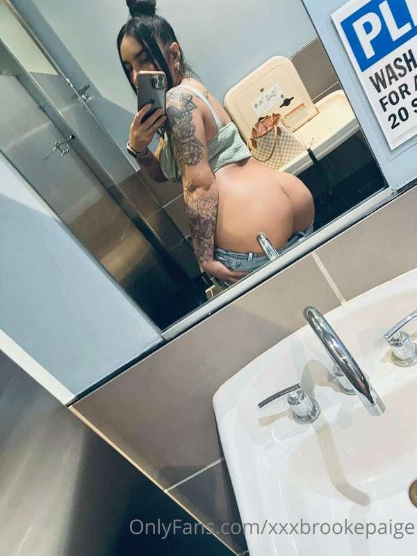 Like my bathroom selfie 🙀🍑