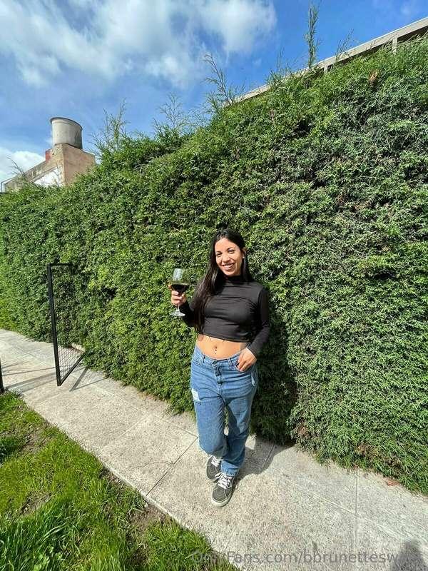 I like a delicious wine on a sunny day 🌞🌈🍷🌿