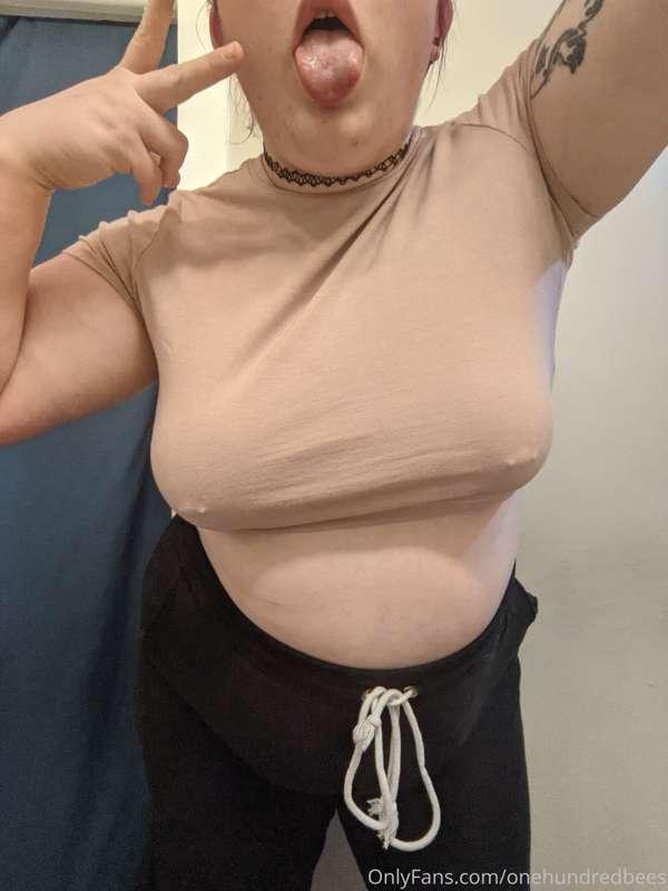 Quick bathroom pics. 👀
❤️‍🔥Gotta love these pierced nipples ..