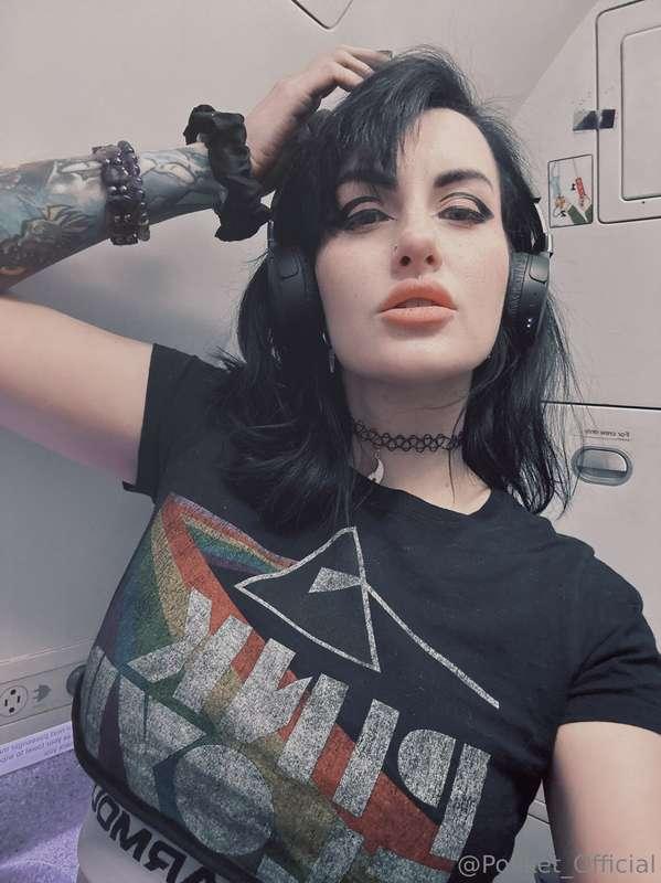 Boobs on a plane? Yes. ✈️