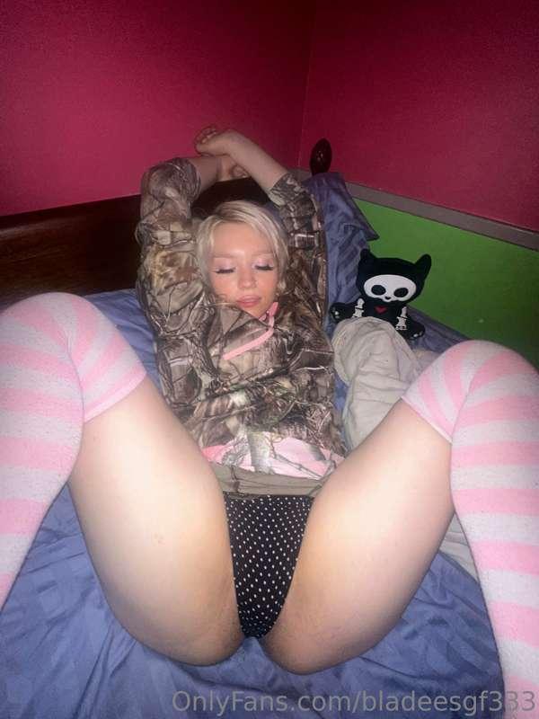 whatchu doing if you have me in your bed like this🤔
