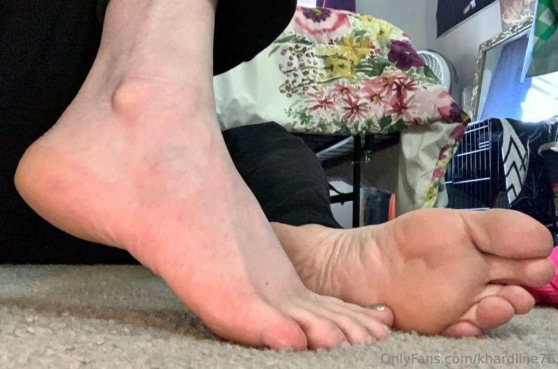 Gonna have some me time, first thing im gonna redo my toes f..