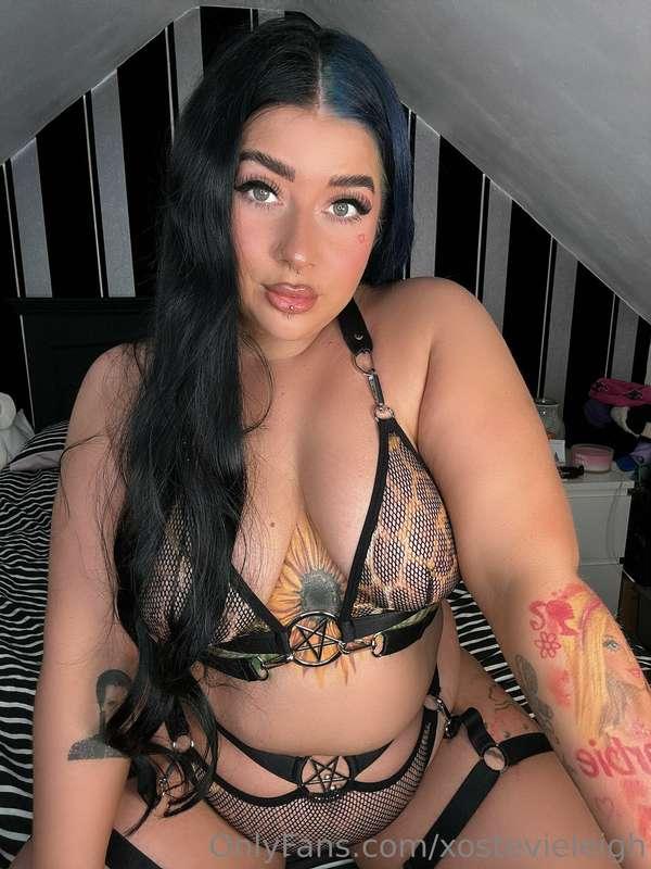 Wanna throw me round the bedroom?