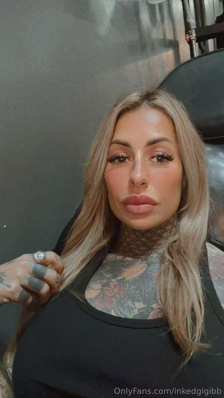 Too glam to give a damn😈