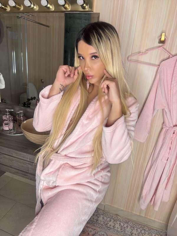 No filter, just temptation 😈📸