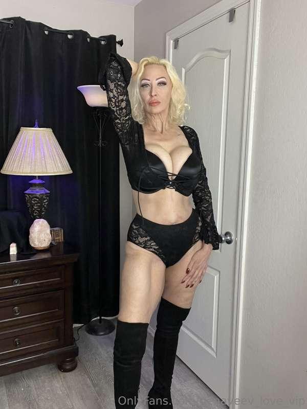 you know you want this MILF goodness 😘