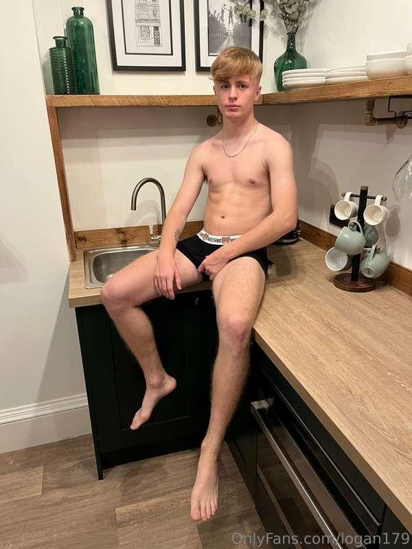 Get on your knees for me 😝