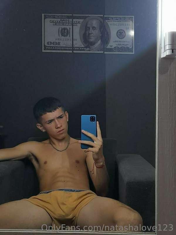 🥕 @erosshotboy 🥕

🇦🇷 Bisexual Latino, willing to fulfill you..