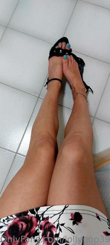A little heels and toes this Saturday 😘