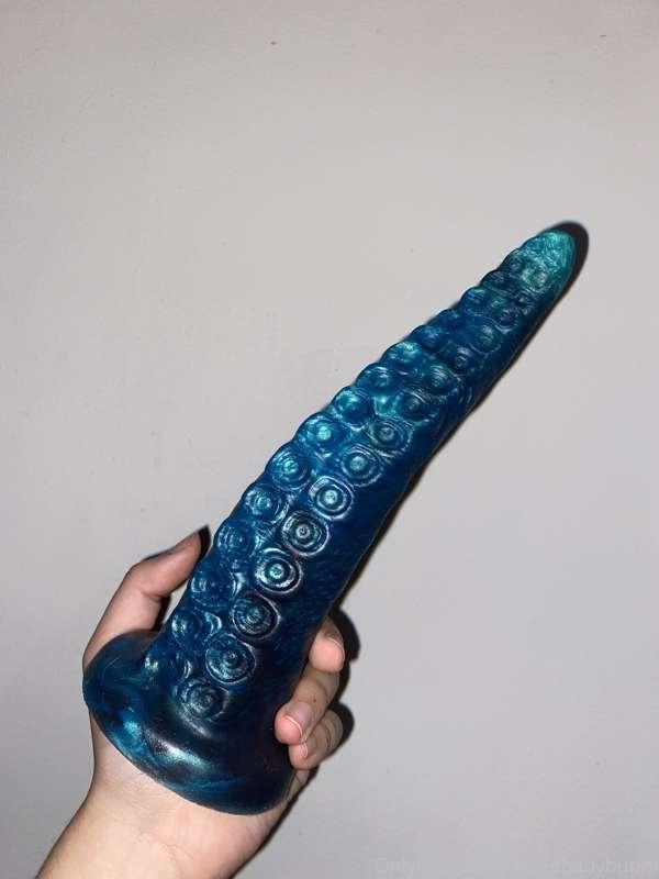who wants a vid of me using my new dildo?