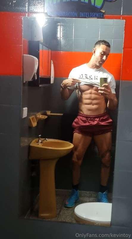 Gym bathroom💪🏻🤫