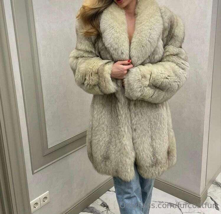 Who wants to celebrate the weekend with some sexy fur fun? 😘