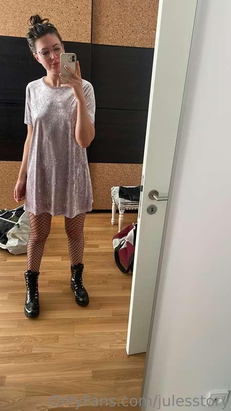 Kannst du erraten was ich darunter anhabe?🙈😏

can you guess ..