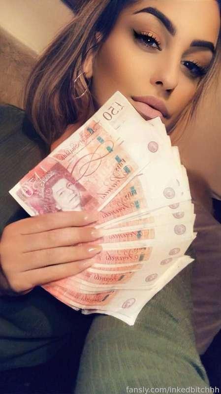 What lucky beta is satisfying mistress today 😈? Get your tribute ready.


#spoiltmistress #finslave #moneyslave