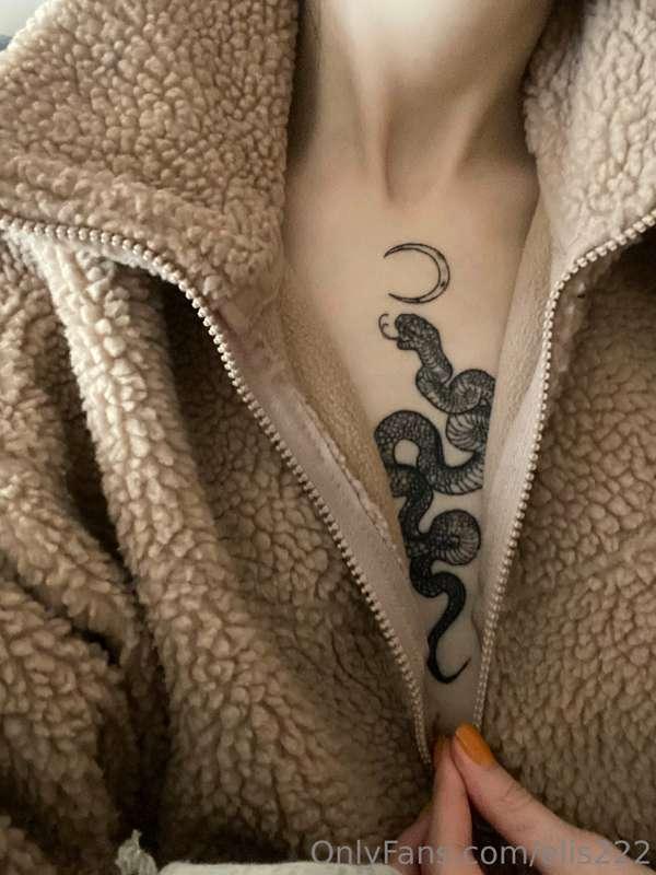 How much I fell in love with this tattoo and this sweater 😍😍..