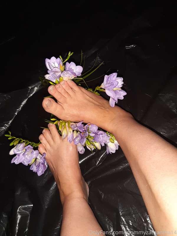 My feet smells like flowers 🥰🌸🌸
