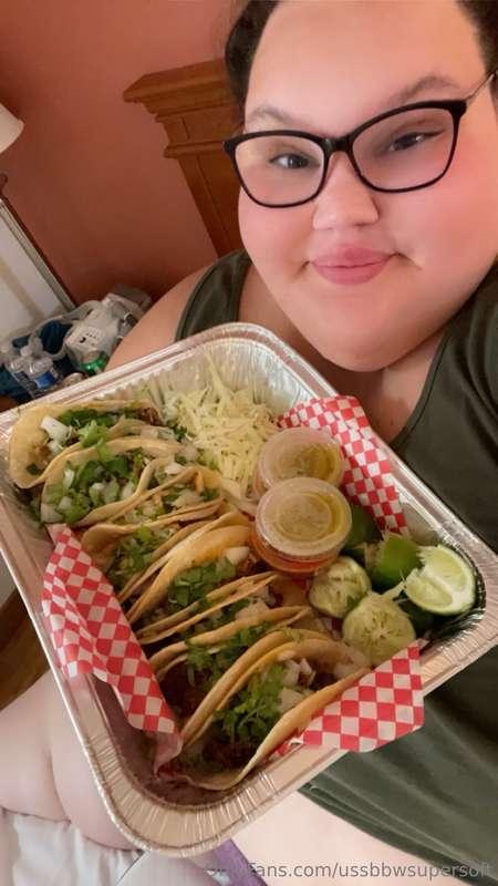 I’m a simple girl… I see tacos, I start smiling.. 🌮 🤗