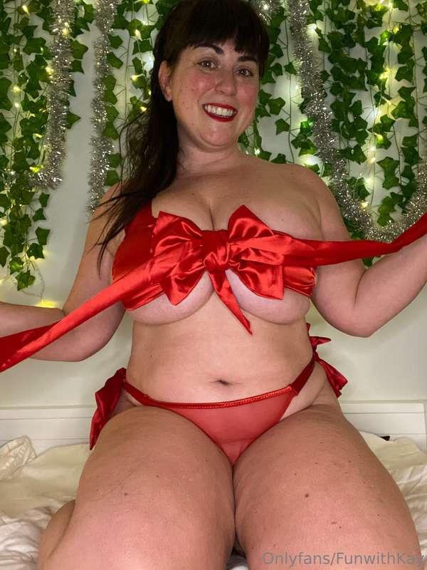 MERRY CHRISTMAS!! Now cum open your present....it's me!! 😘😘