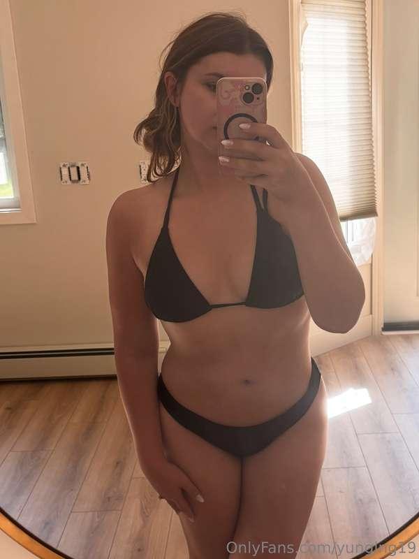 Sunlight + black bikini = perfection 🌞🖤