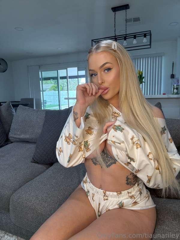 How hard would your cock get if I was begging for your nut🤤