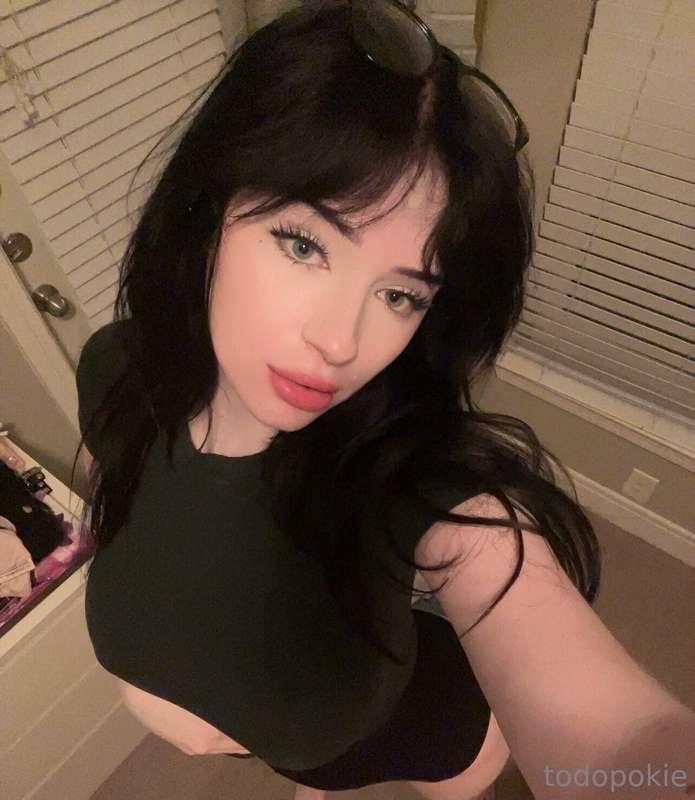 Swipe to lift my top then dm me for more 🥰
