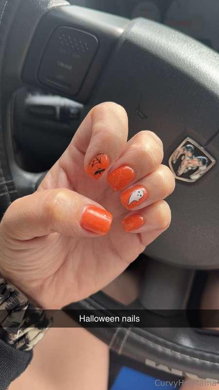 Spooky season nails! 👻 🕷️ Would they look good wrapped aroun..