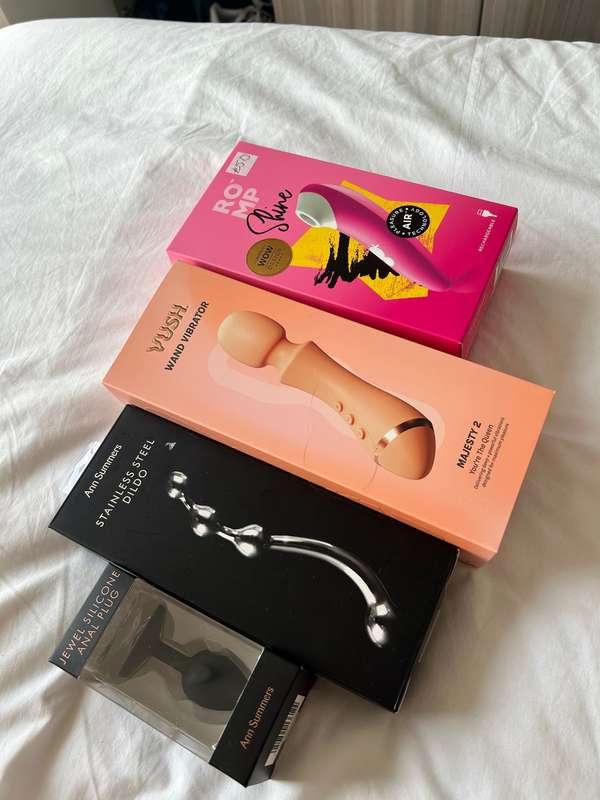 New toys!! 😍 I’ve never used a butt plug before but maybe it’s time to brave it…? 👀