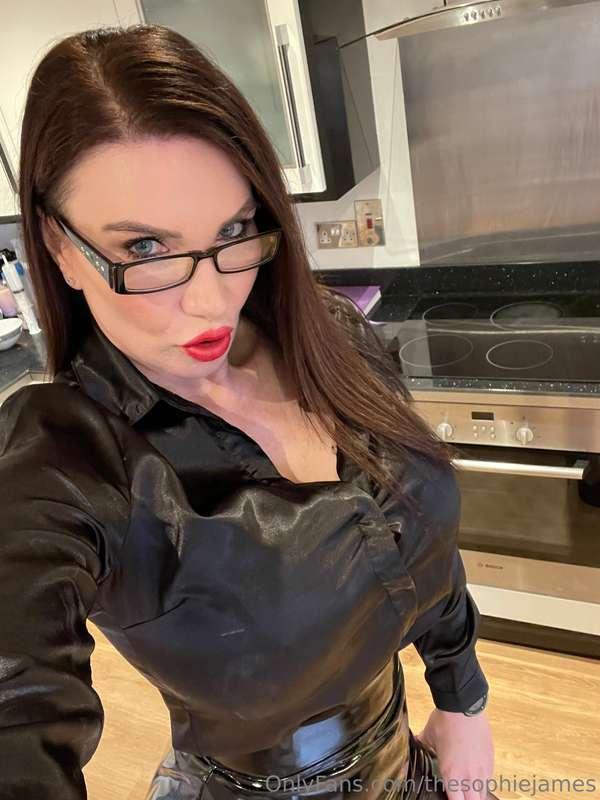 Slutty secretary wants to suck your cock and have you cum on..