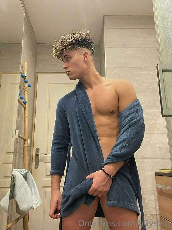I don't know in which photo he looks more handsome 🤩but I do..