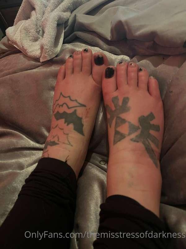 I need to go get a dang pedicure. 👣 🖤