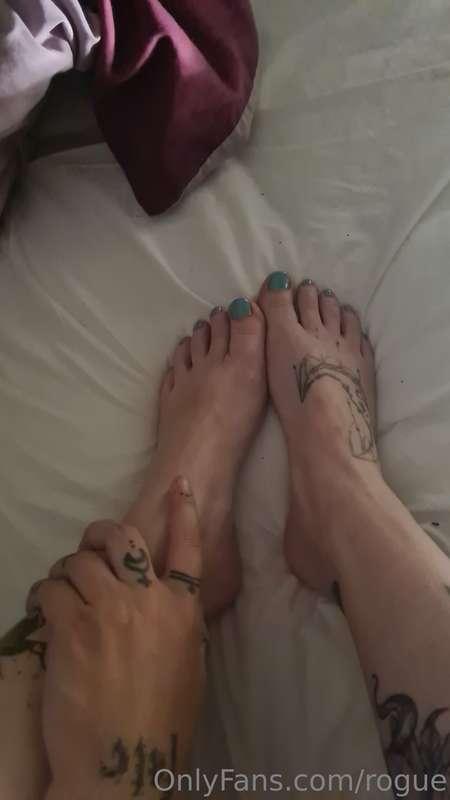 Lots of reaction to my feet so here is a cheeky foot shot fo..
