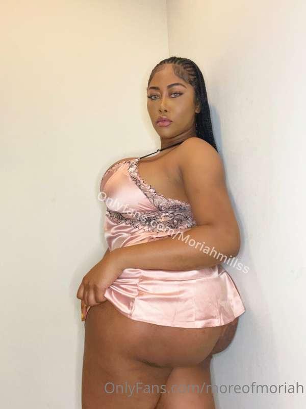 Please slap my booty hard 👋🍑