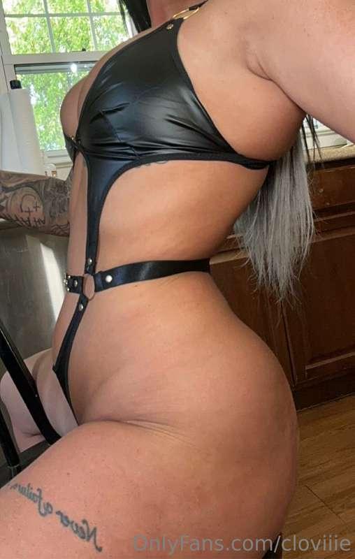 Black leather is my favorite… def fits my style 🖤💦