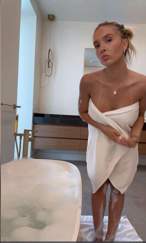 Do you prefer being naked or wearing something during sex? 👙..