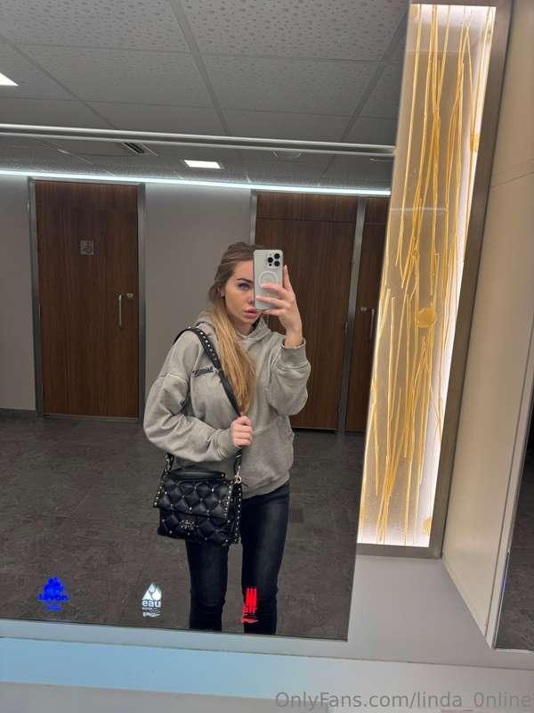 Hey there! ✈️ Want to get exclusive airplane selfies? Let me..
