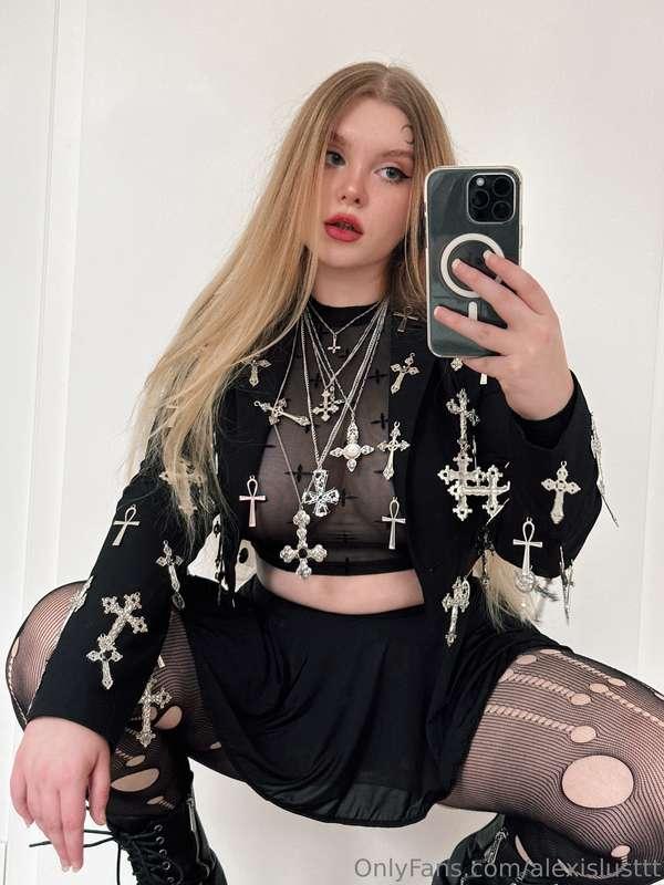 All about that dark aesthetic. Do you like my vibe?