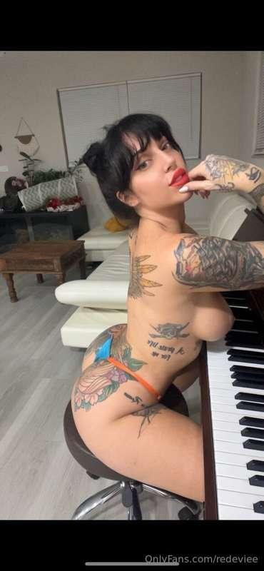 @bellascorpionx and I need your help what time should we liv..
