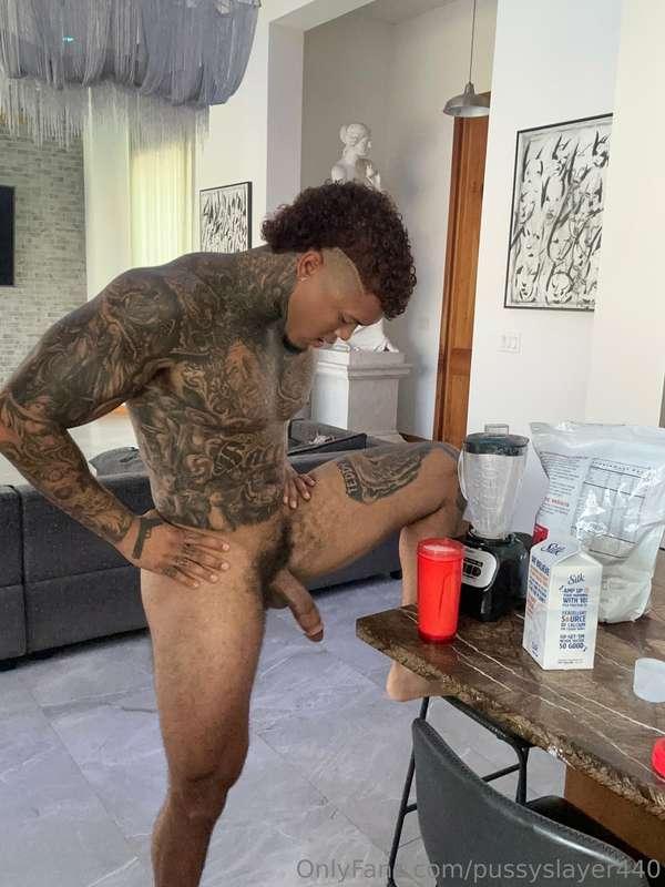 Happy Friday who wants daddy’s milk? 😈💦