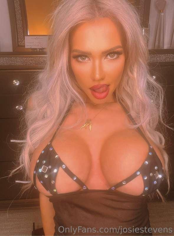 Got something naughty on my mind 😜😏 wanna guess what it is? ..
