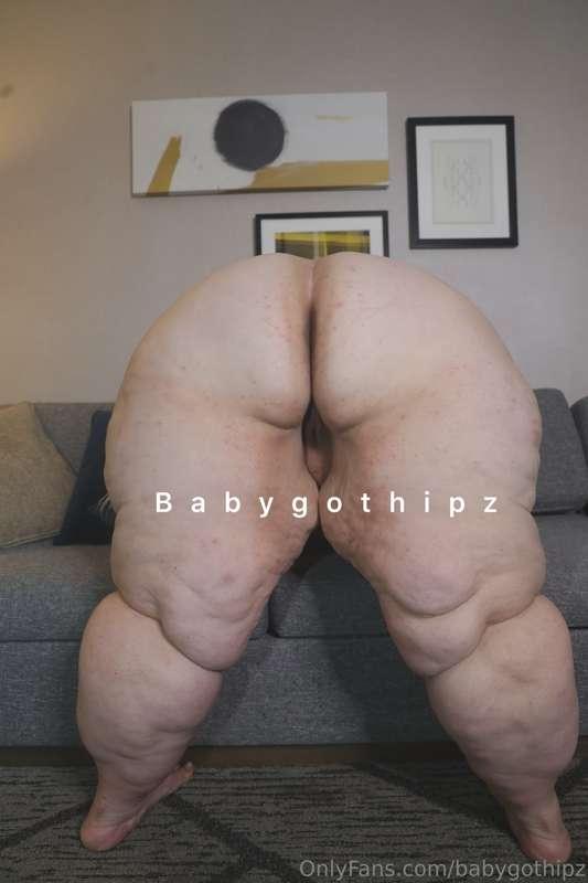 You like this big ass bent over 😈 
•
Comment what you would ..