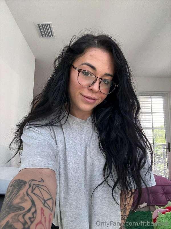 How do I look with glasses my love? 🤓💋