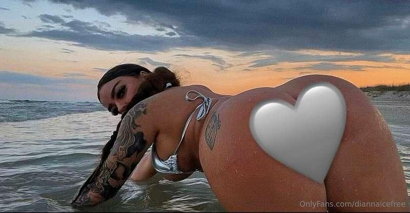 Unlock to see me naked on the beach bby🤯🥵 .