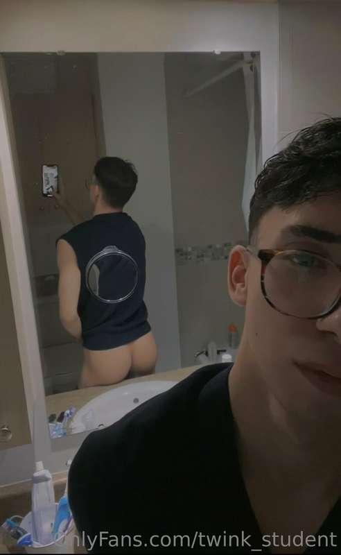 a little bit of ass for a change🤭