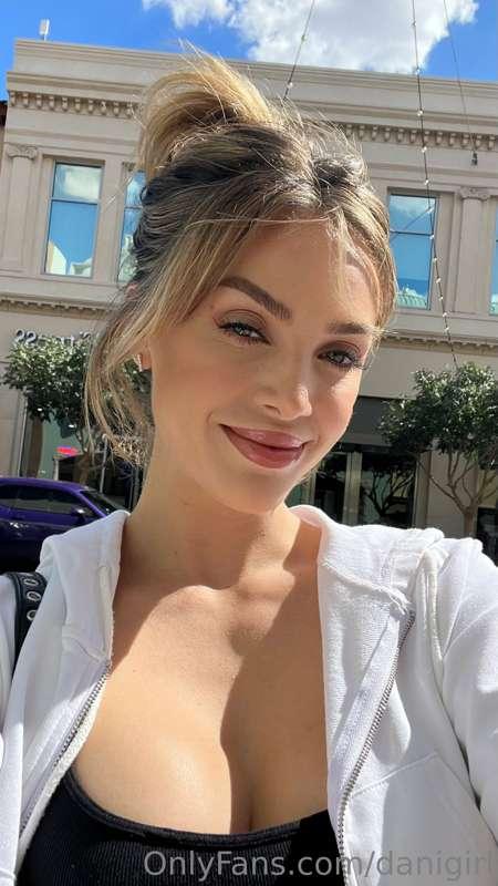 Out and about today 🤎🤍

What should I buy? 😜😜
